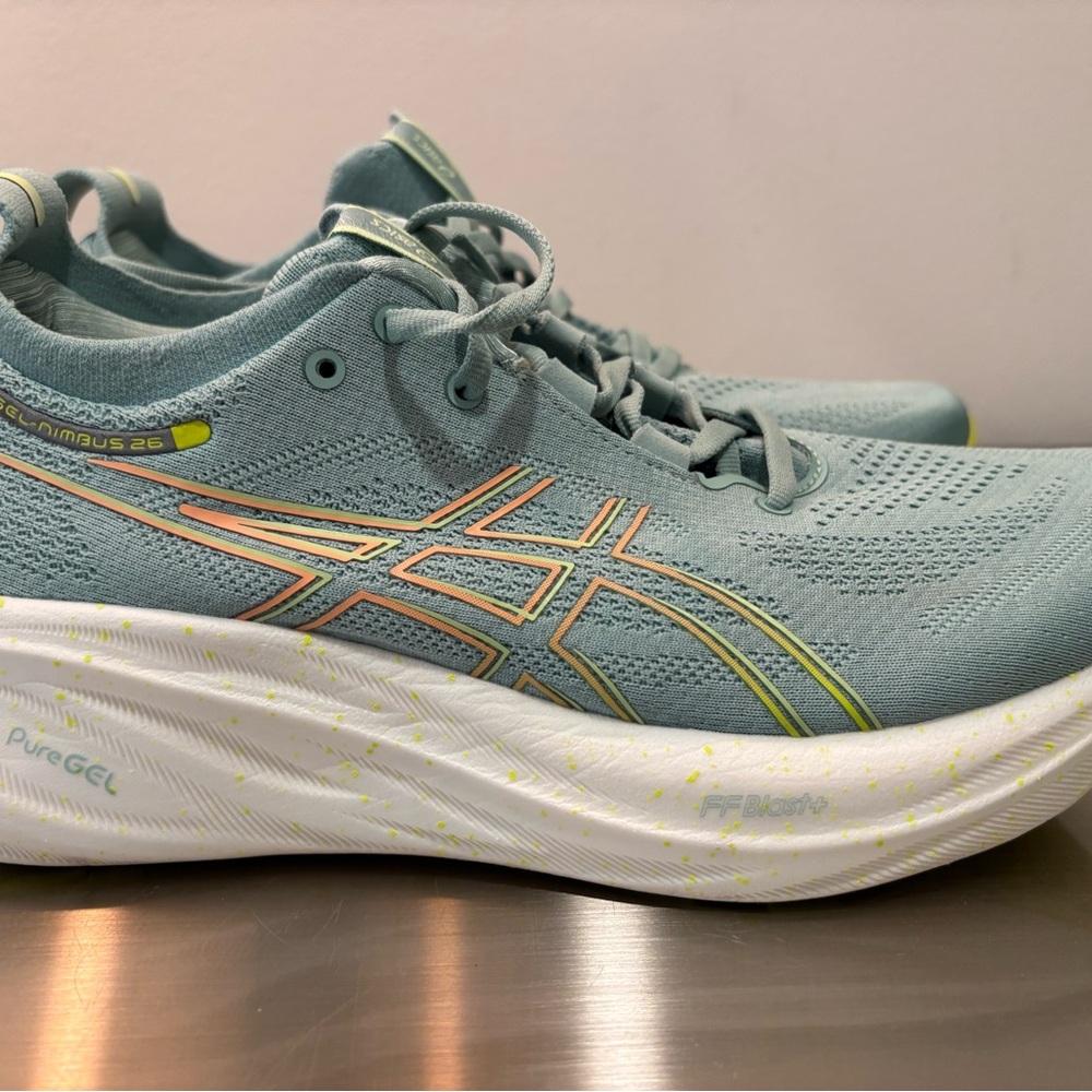 Asics Gel Nimbus Sz 10 light green GREAT condition